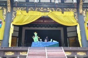 Astillero Teatro performed Onomatopoeia at Wu Hou Ci. The Theatre reposes in Jie Yi Lou of Wu Hou Ci (Temple) – state level culture relic. It belongs to the rebuilt building complex completely in ancient stage style. 